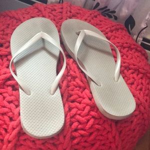Flip flops ! Fairly new, hasn’t been worn much